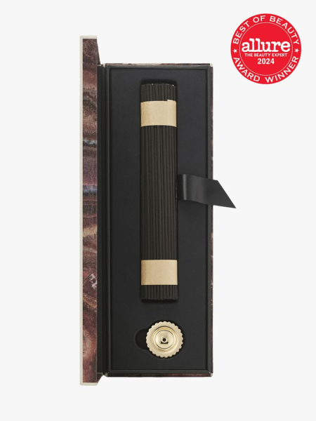 Oribe Côte d’Azur Incense component in black case with gold base on a light gray background with red Allure Best of Beauty seal in the top right corner