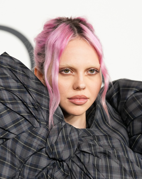 adelaGrungy Grownout Colorhair trend 2026